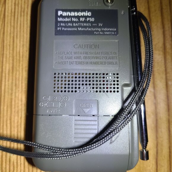 Panasonic FM-AM 2-Band Receiver portable radio (AS IS) - Picture 5 of 5